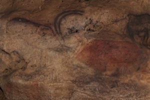 Grotte de Font-de-Gaume, rennes noir et rouge, dit aussi panneau des rennes affrontés
© Olivier Huard / Centre des monuments nationaux 2023
Figures répertoriées sous les n° 11 et 12 dans la monographie de Capitan, Breuil et Peyrony (1910).